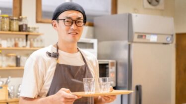 レストランサービスで正しいお水の注ぎ方は？グラスの持ち方と置き方やその他マナーも解説