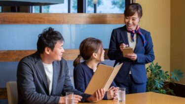 ホールスタッフの言い換えを網羅！正式名称から英語表現、履歴書での最適な書き方まで解説